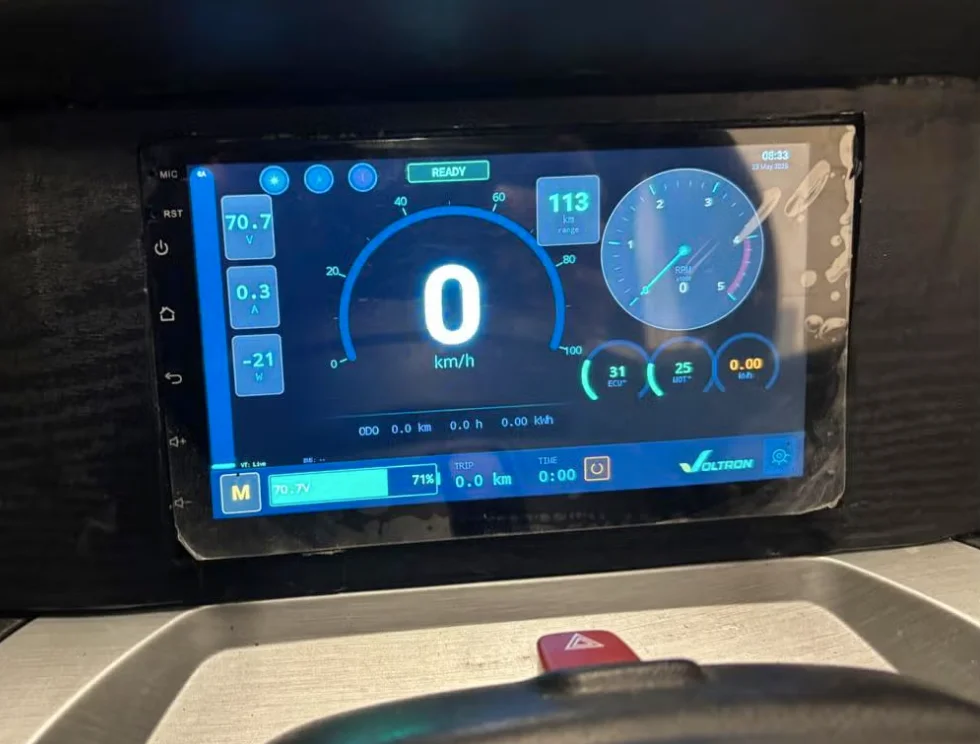 Voltron telemetrie-dashboard in een brommobiel