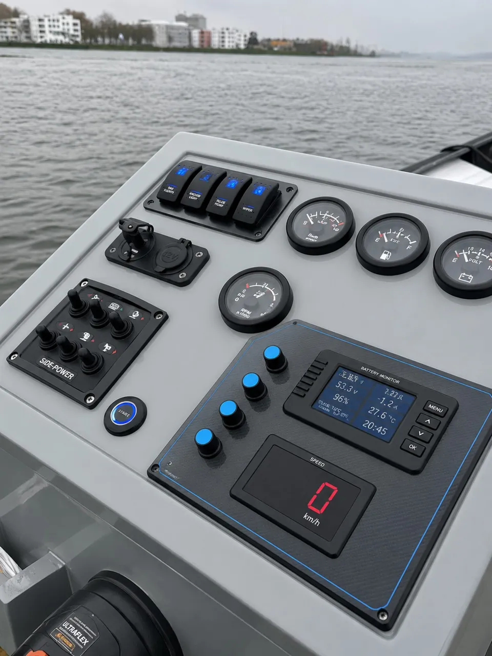 Cockpit-display met Voltron App marine-telemetrie — motortemperatuur, SOC, GPS