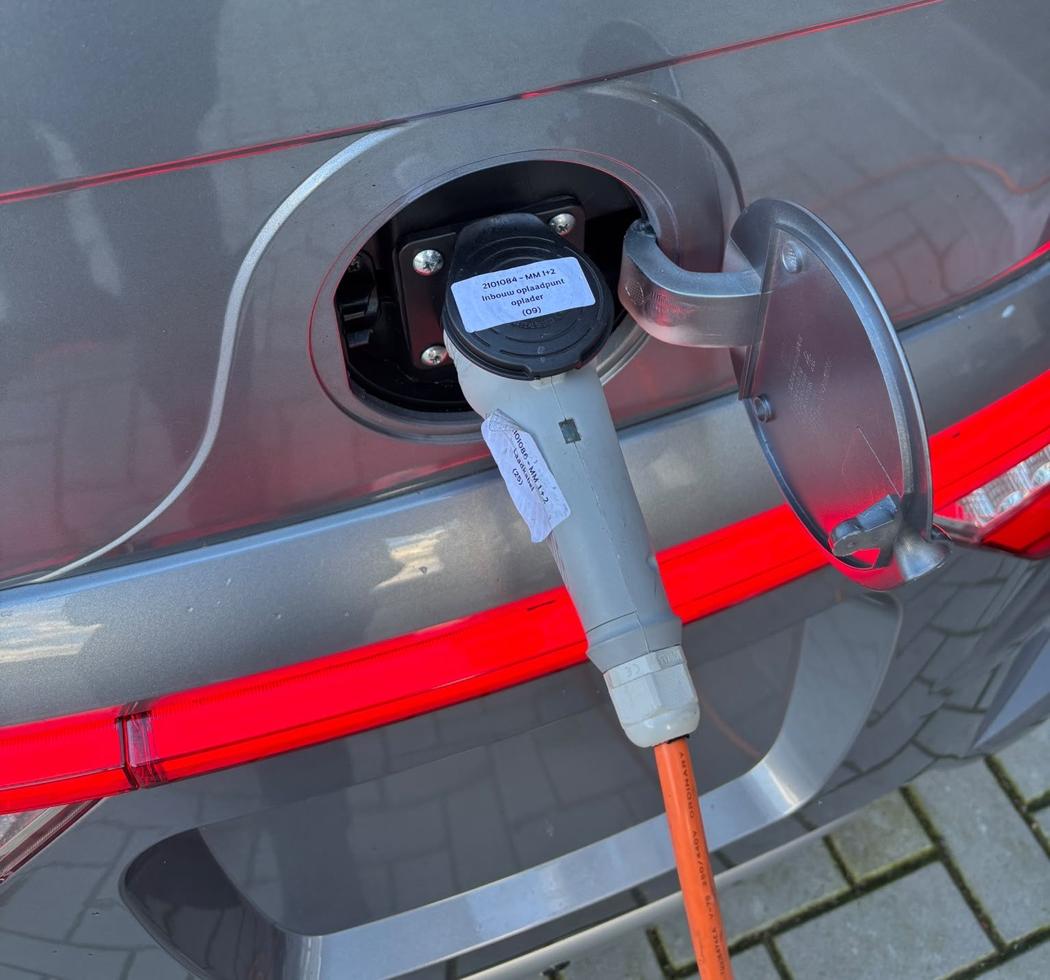 Laadpunt achter 220 V + laadkabel 5 m + snellader — geïnstalleerd